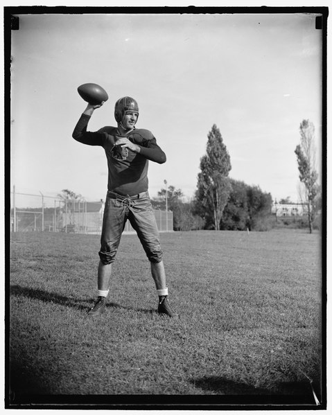 File:"Slingin Sammy" Baugh, Washington, D.C., Sept. 11. "Slinging Sammy" Baugh, new addition to the Washington Redskins, the Texas Christian U. star is rated as one of the greatest of this LCCN2016877914.tif