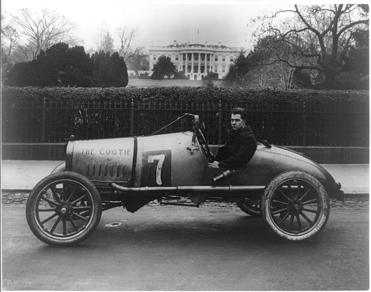 File:"The Cootie," a racing car, parked near the White House in Washington, D.C. LCCN2001706143.jpg