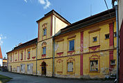 Čeština: Pilmanův (Charvátův) dvůr, budova čp. 490 v Pražské ulici v Českých Budějovicích. English: House No 490 in Pražská Street, České Budějovice, South Bohemian Region, Czech Republic