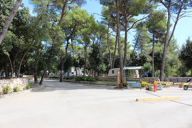 File:Въезд в кемпинг Park Soline. Биоград-На-Мору. Хорватия. - panoramio.jpg