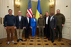 ウクライナのウォロディミル・ゼレンスキー大統領、ドミトロ・クレーバ外相らと（2022年4月30日）[7]