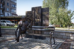 Снимката показва паметника на Константин Фотинов в град Самоков
