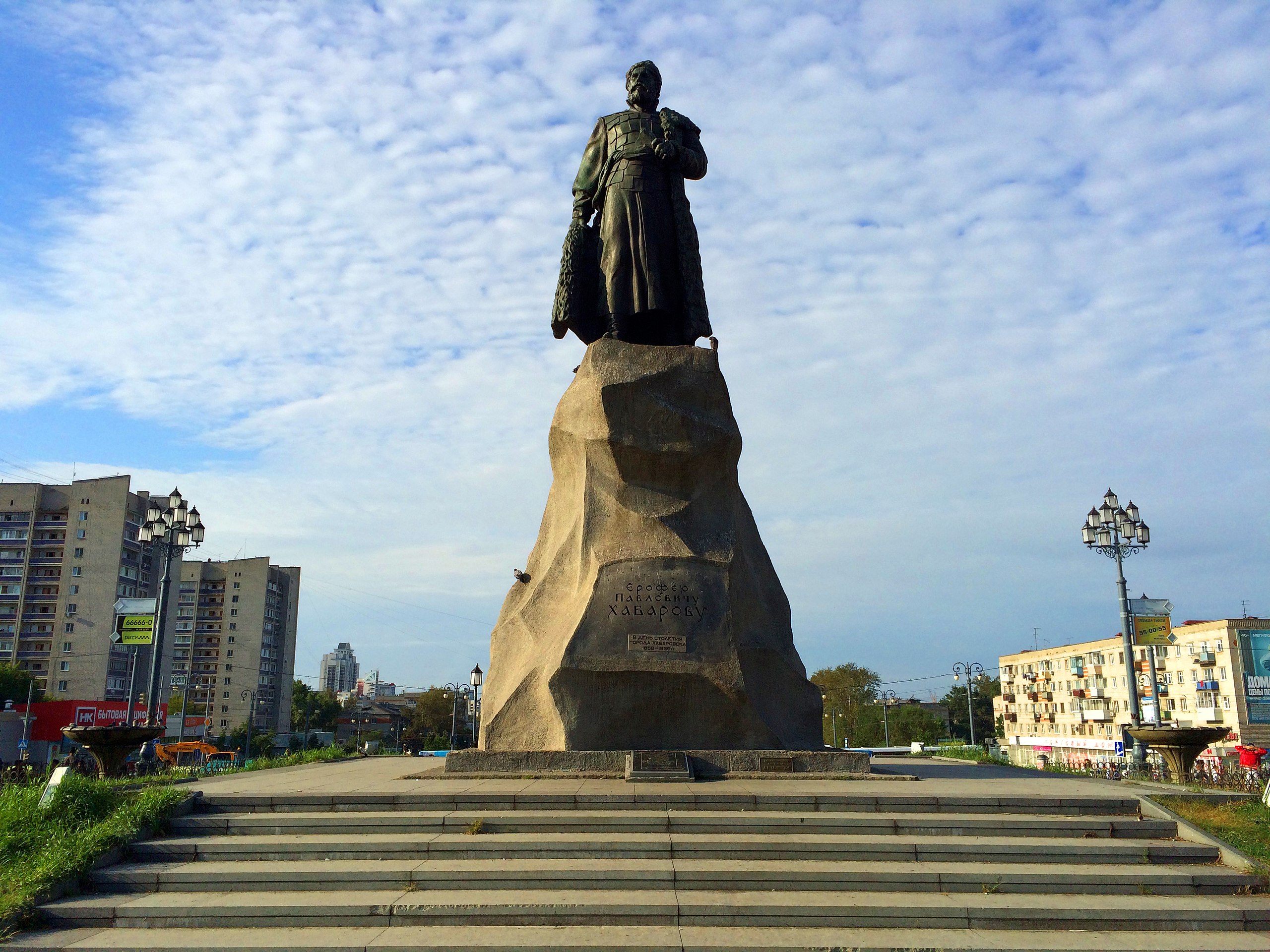 Файл:Памятник Е.П. Хабарову, Привокзальная площадь г. Хабаровск.jpg —  Путеводитель Викигид Wikivoyage