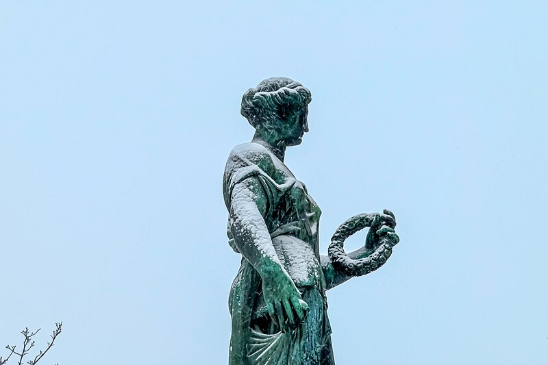 File:Статуя «Флора Фарнезская» на лестнице Камероновой галереи в Царском Селе 2023 01.jpg