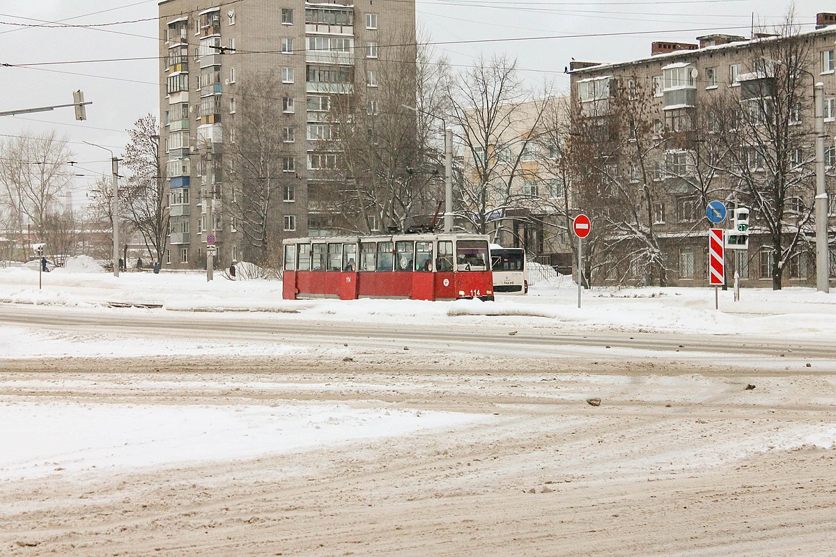 Файл:Череповец, трамвай на углу Победы и Вологодской зимой.jpg — Викиновости