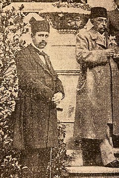 تصویر ناصر همایون در کنار مظفرالدین‌شاه قاجار هنگام سفر اروپا در کتاب سرگذشت موسیقی ایران