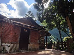 Домик в горах в деревне Цинцюань (уезд Синьчжу), куда в 1984 году приезжала Сань Мао. С 2010 года там устроена кофейня под названием "Дом грез Сань Мао"