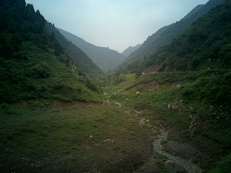 File:大坝北面的山谷 - panoramio.jpg