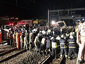 Rescatistas en el lugar del accidente.