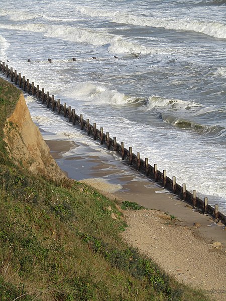 File:-2018-09-28 Rough seas on Trimingham Beach (1).JPG