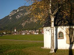 - Kapelle und Elmen im Lechtal.jpg