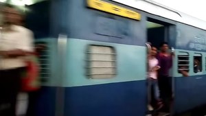 File:11057 Amritsar Express tiba di Habibgunj stasiun kereta api.webm