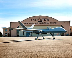 Hancock Field ANGB'de bir hangarın önünde 174. Saldırı Kanadının MQ-9A Reaper'ı.