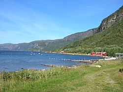 Melfjordbotndagi fyord bo'yidagi baliqchilar uylarining ko'rinishi