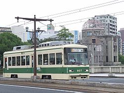 相生橋を通る路面電車（2007年）。
