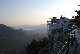 Vesnice Delphi, údolí Pleistos a Korintský záliv v pozadí