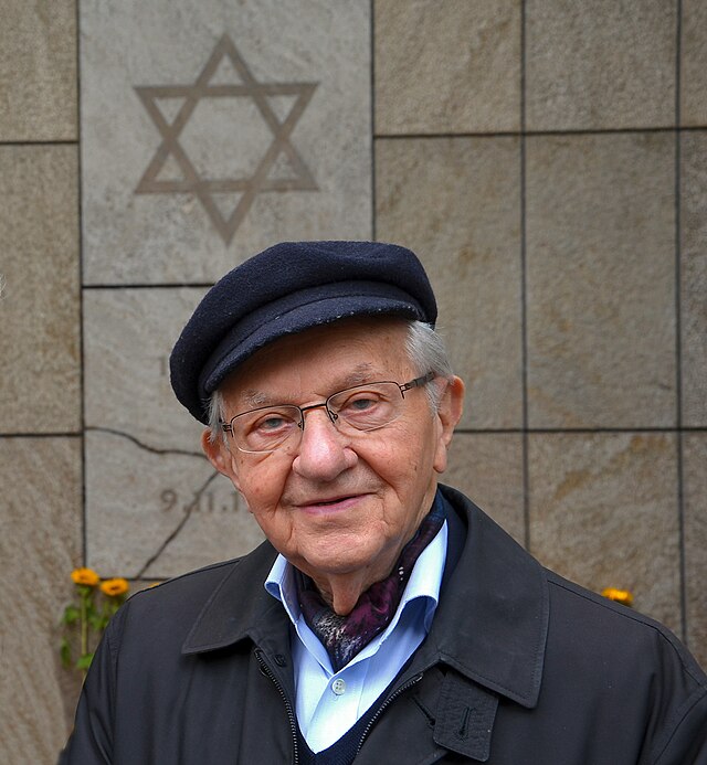 Henry Korman an der Stelle der ehemaligen Neuen Synagoge in Hannover, 2013