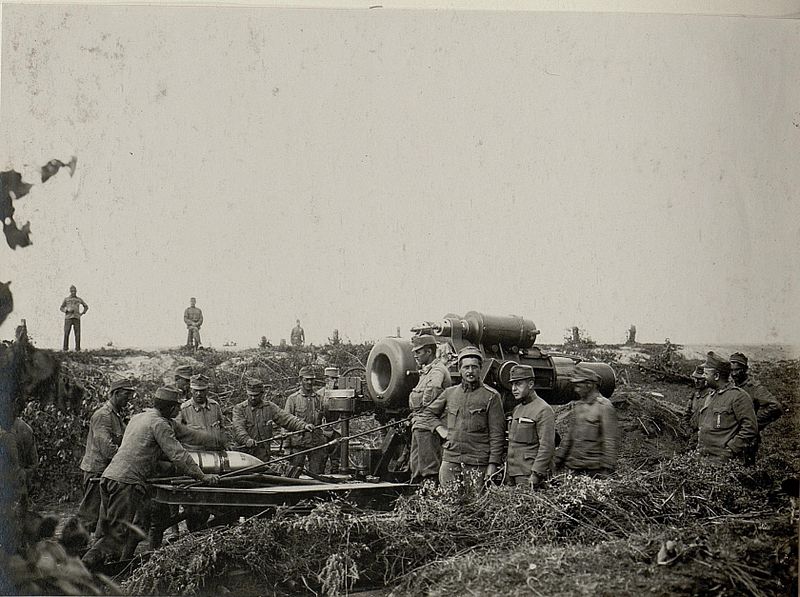 File:30.5cm Mörser in Ladestellung bei Plotycza 28.Juli.1916 (BildID 15542541).jpg