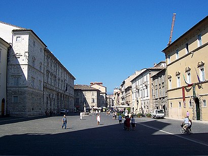 How to get to Piazza Arringo with public transit - About the place