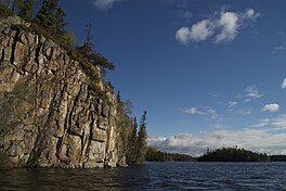 Pra-Kambrium Melindungi tebing di Thompson Lake.jpg