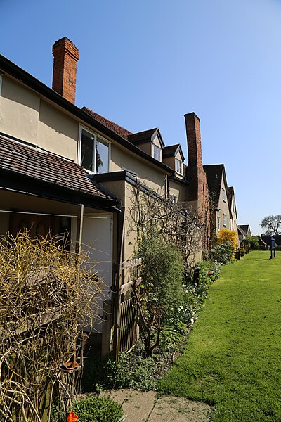 File:A row of churchyard houses at High Easter, Essex, England.jpg