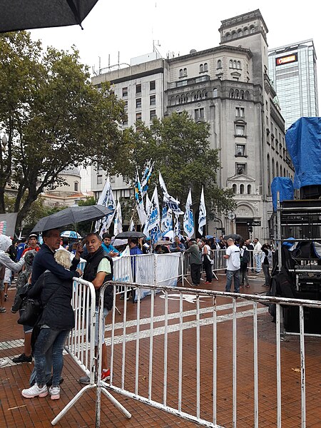 File:Acto 2 de abril de 2017, Pza de Mayo 49.jpg