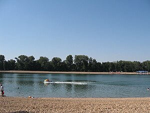 Pogled na plažu i Savsko jezero