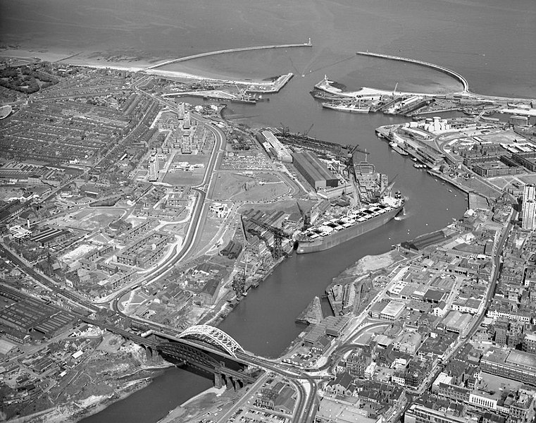 File:Aerial view of the River Wear, 1973 (25112794292).jpg