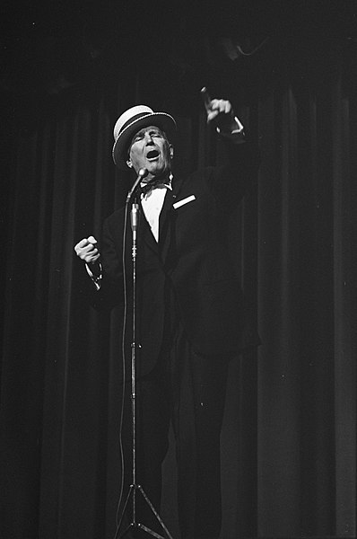 File:Afscheidsvoorstelling van Maurice Chevalier in het Concertgebouw, tijdens optred, Bestanddeelnr 921-0624.jpg