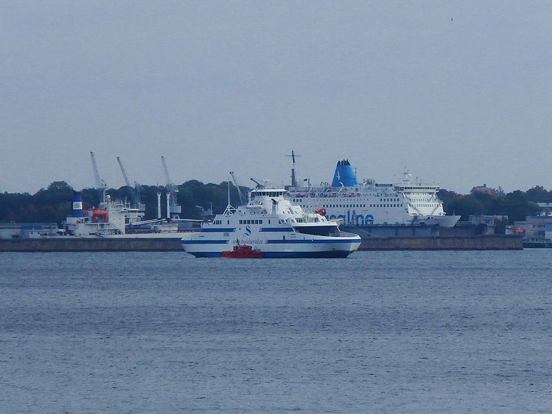 File:Ahto-24 alongside the Hiiumaa in Kopli Bay Tallinn 28 September 2016.jpg