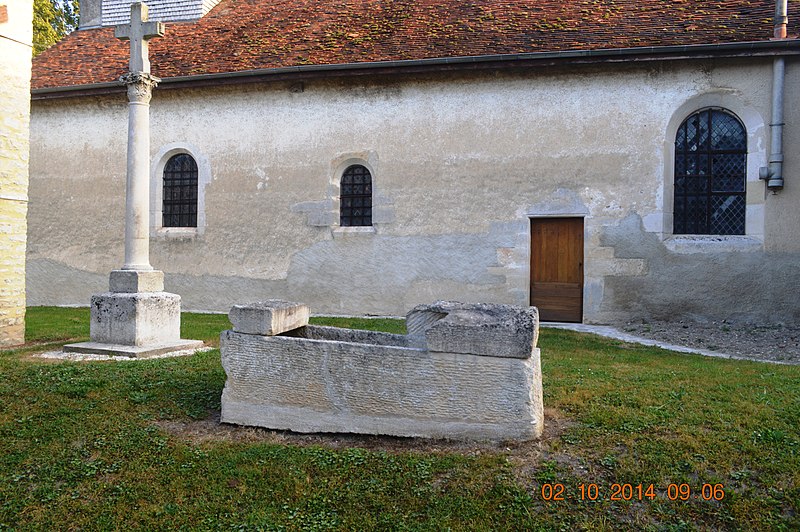 File:Ailleville Sarcophagus and Cistercian Cross.JPG