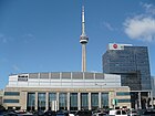 Air Canada Center și CN Tower de la Bay St.jpg