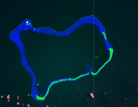Image aérienne de l'atoll d'Ant avec les terres émergées en vert