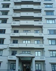 Apartment building facade in Wellington By Andre Goble (Flickr: DSC00218_FacadeDeco) [CC-BY-SA-2.0 (https://creativecommons.org/licenses/by-sa/2.0)], via Wikimedia Commons