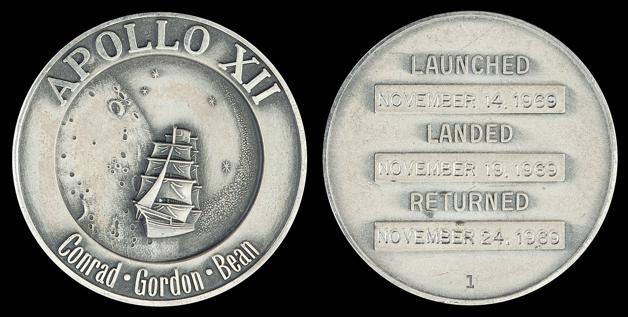 File:Apollo 12 Flown Silver Robbins Medallion (SN-1).jpg - Wikipedia