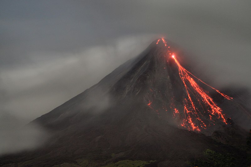 File:Arenal at night.jpg