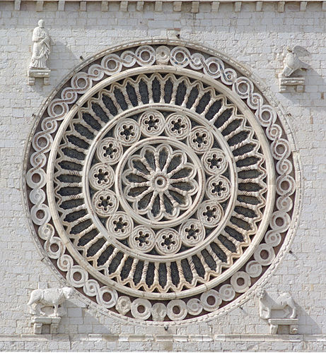 Розетка на фасаде базилики Святого Франциска в Ассизи (Италия)