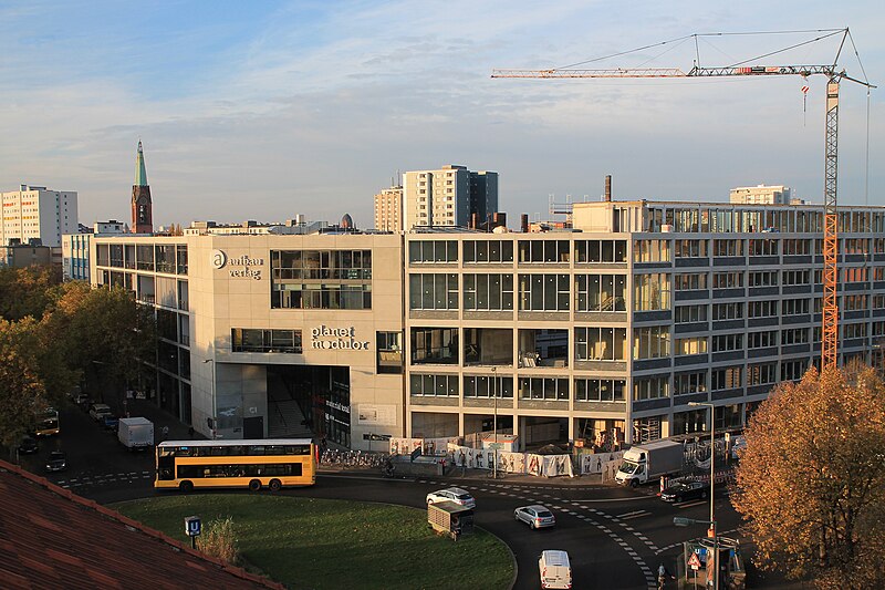 File:Aufbau Haus am Moritzplatz.JPG