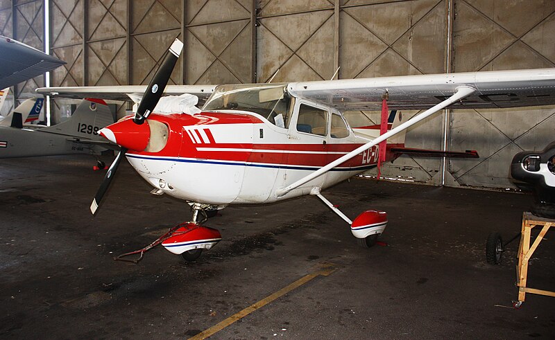 File:Avionetas en el hangar de Llanera (Asturias)-2014 39.JPG