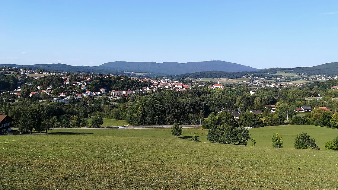 Stadtansicht mit Hohem Bogen im Hintergrund