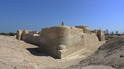 Qal'at al-Bahrain, também conhecido como "Forte de Bahrein" e anteriormente como "Forte de Portugal", é um sítio arqueológico no Bahrein, península Arábica. (definição 4 957 × 2 775)