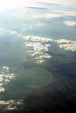 Luftfoto af Pouliguen-bugten fra øst, hvor vest er øverst på fotografiet.  Bugten er synlig i den nederste halvdel af billedet.
