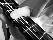 The index finger locates the root note in the chord shape. Barre chord index finger barre indice.jpg