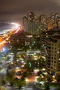 Vue nocturne du quartier, qui ressemble à ceux de Miami.