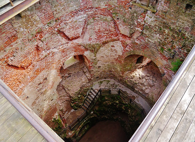 File:Bauska Ordensburg Bauska Blick in den Turm 5.JPG