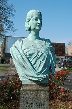 Monument à la reine Astrid, Court-Saint-Étienne (1938).