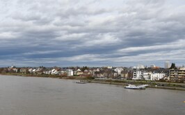 De noordelijke Rijnoever van Beuel gezien vanaf de Kennedybrücke