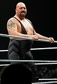 El Big Show, luchador profesional nacido el 8 de febrero de 1972.