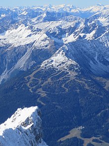 Blick von der Zugspitze auf den Grubigstein (Bildzentrum)