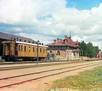 Borodino Tren İstasyonu, 1869 yılında 1812 Vatanseverlik Savaşı sırasında gerçekleştirilen Borodino Muharebesi'nin savaş alanında kurulmuştur. Bu renkli fotoğraf 1911 yılında Sergey Prokudin-Gorski tarafından çekilmiştir. (Mojaysk Uyezdi, Moskova Guberniyası, Rusya İmparatorluğu). (Üreten: Sergey Prokudin-Gorski)